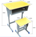 Biurka szkolne i krzesło dla ucznia szkoły dziecięcej